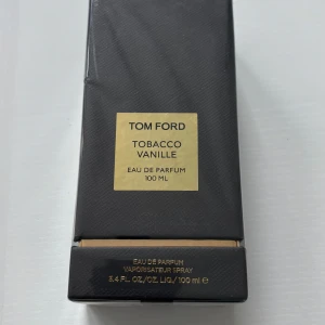 Tom Ford Tobacco Vanille 100ml EdP - Tom Ford Tobacco Vanille Eau de Parfum 100 ml. Doften kombinerar rika noter av tobak och vanilj för en varm och kryddig känsla. Perfekt för dig som gillar exklusiva och djupa dofter.