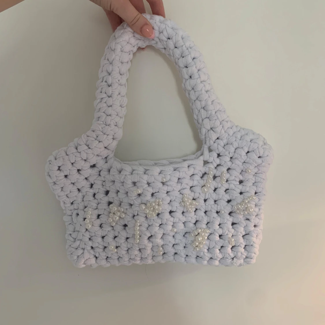 Handvirkad vit axelväska med pärlor