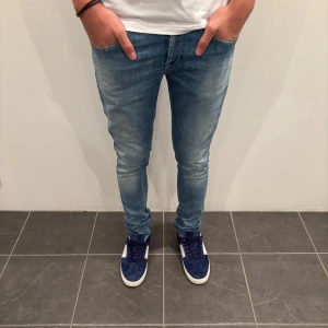Dondup Jeans George  - Dondup Jeans George! Trendigaste jeansen på marknaden.  Skick= 9,5/10 Ny pris= 4000 kr Säljs för= 799 kr