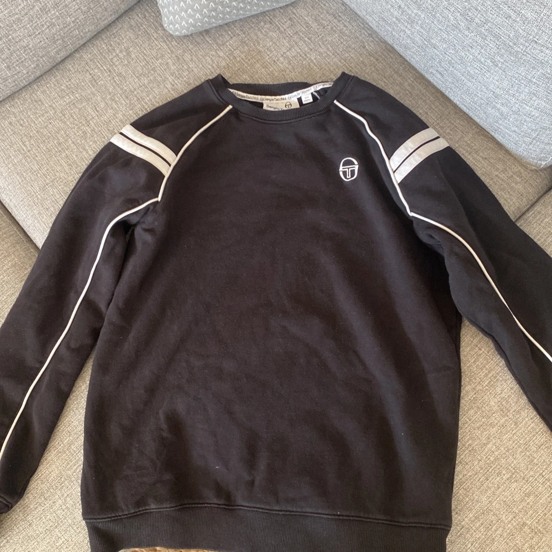 Svart sweatshirt från Sergio Tacchini - 1