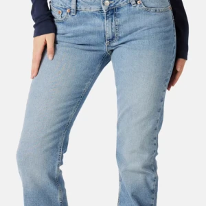 Junkyard jeans - Säljer ett par klassiska junkyard jeans i ljusblå tvätt. Modellen har en bootcut passform, låg midja och femficksdesign. Jeansen är tillverkade i slitstarkt bomullsjeans och har knappar framtill. Perfekta för en avslappnad och tidlös look. Använt några gånger 
