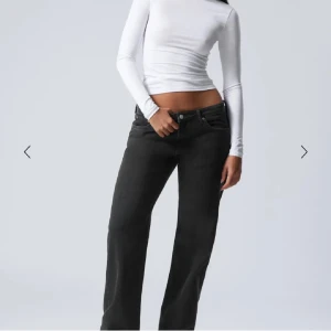 Low waist straight jeans - Super snygga svarta low waist straight jeans från Weekday. De är uppsydda från längd 34 till ca 32 men är inget som syns då det är sytt så att orginalsömmen fortfarande syns. Går även att sprätta upp om man vill få tillbaka original längden. De är knappt använda så i är i bra skick. Ordinarie pris är 690kr💓💗