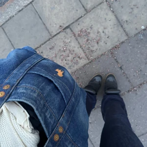 Svarta sneakers Isabel Marant med kilklack - Snygga svarta sneakers från Isabel Marants. Passar strlk 39. Låda och dustbag ingår 