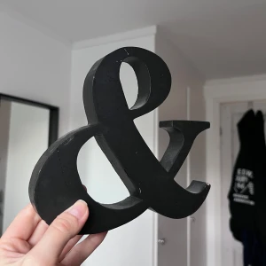 &-tecken för inredning - En svart dekorativ  (&)-symbol i trä från IKEA, perfekt som inredningsdetalj för skrivbord eller fönsterbräda. Passar dig som gillar stilrena och kreativa detaljer i hemmet. Önskar du veta exakta mått? Tveka inte att höra av dig!