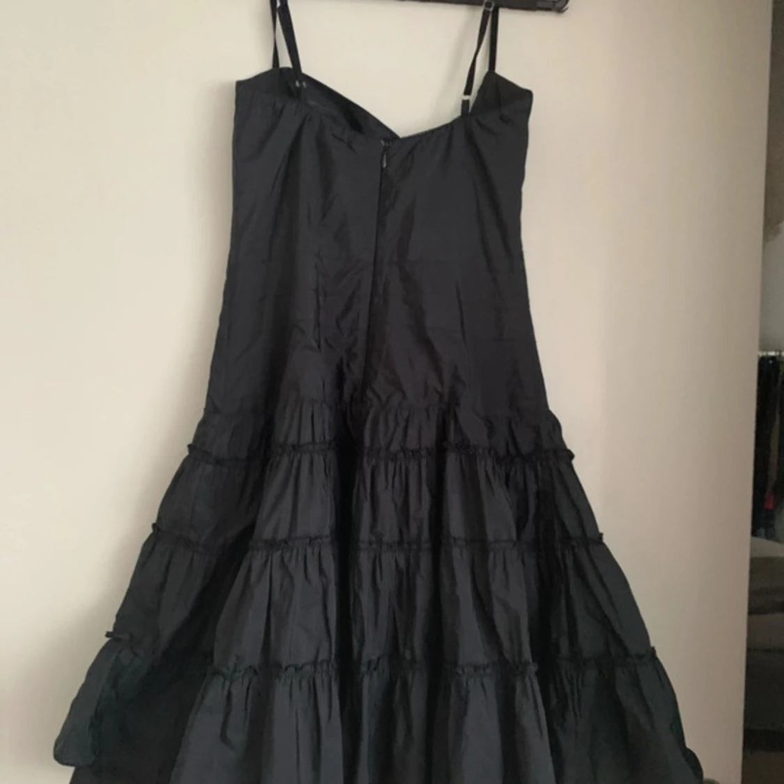 Svart volangklänning med smala axelband - 1