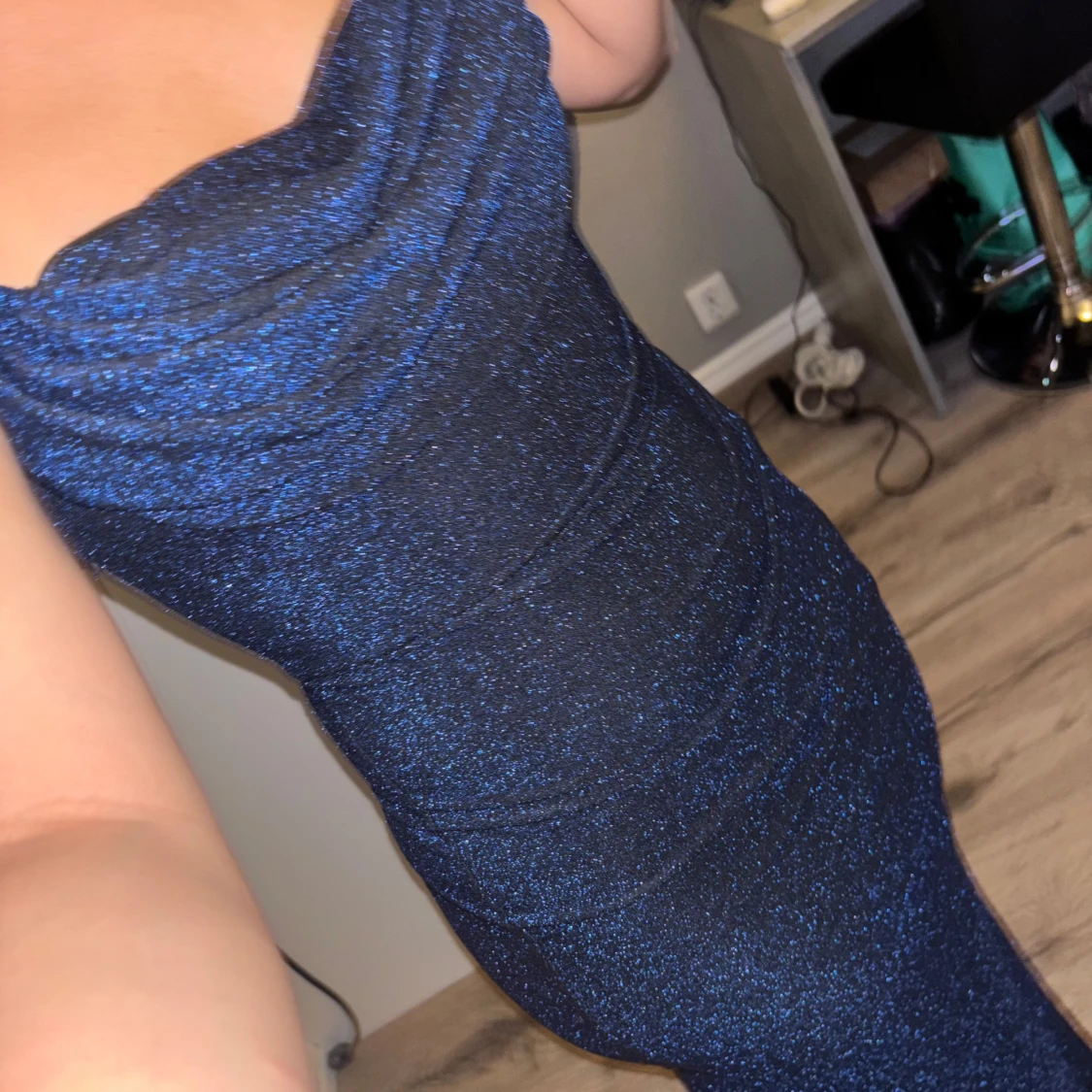 Marinblå glittrig balklänning offshoulder - 4