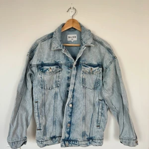 NA-KD JEANSJACKA - Superfin jeansjacka från NA-KD, köpte för cirka 700 spänn ny men säljer för 250. Storlek 34