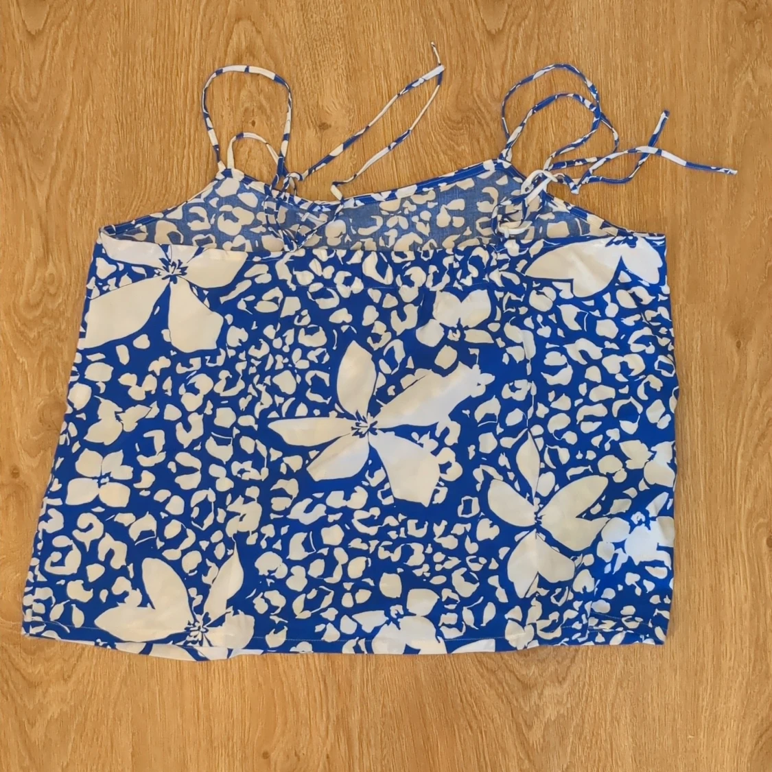 Två linne-toppar med smala axelband stl. S - 1