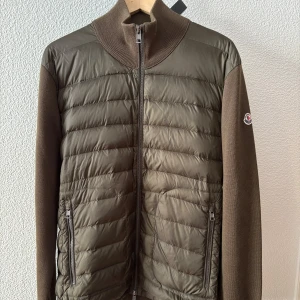 Moncler cardigan  - Moncler cardigan Size Xl, 9/10 i färgen Khaki! Pris 4190. Vid frågor och funderingar är det bara att höra av sig🙌