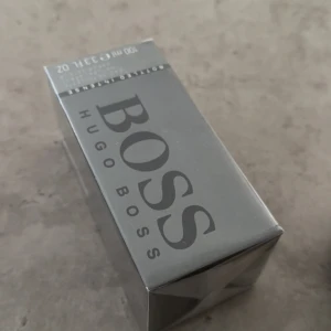 Hugo Boss Bottled Intense 100ml - Snygg parfym från Hugo Boss, Bottled Intense, 100 ml. Kommer i en stilren, grå och svart kartong med tydlig logga. Perfekt för dig som gillar klassiska och maskulina dofter. Flaskan är förseglad i plast och redo att användas.