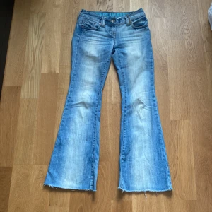 Ljusblå lowwaist jeans - Midjemått är 76 cm. Hela byxan mätt på yttersidan är 101cm. Bara att skriva till mig om ni vill ha fler mått eller så🩷