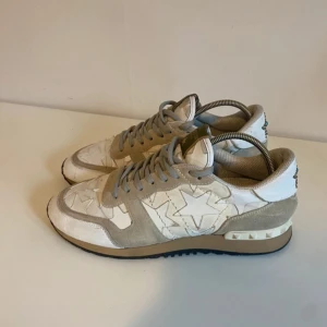 Valentino rockrunner  - Tjena säljer ett par sjukt snygga valentino rockrunner skor i storlek 41. Skick8/10 men har väldigt mycket kvar att ge. Hör gärna av er vid frågor eller funderingar! Vill ha sålt snabbt så pris kan diskuteras vid snabb affär! MVH 
