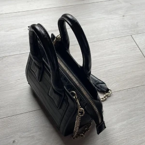 Svart liten väska! 🫶🏻 - Liten och snygg väska som tyvärr aldrig kommit till användning! Kan självklart skicka mått eller fler bilder vid intresse 😊 Tryck gärna på ‘Köp nu’ om du är sugen! 🥰