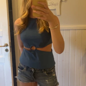 Blå Zara topp - Super fin och populär Zara topp💕skriv för fler bilder! Storlek M