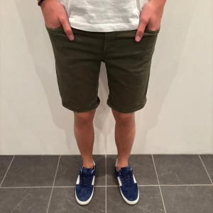 Dondup Shorts  - Hej! Säljer dessa snygga och eftertraktade dondup shorts som är perfekt nu till sommaren! Storlek 32, Skick 9,5/10! Ny pris= 3000 kr, säljs för= 299 kr