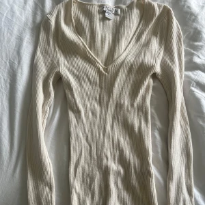Tröja - Säljer denna tröja. Fint skick dock liten fläck vid armen se sista bilden men inget som syns tydligt. Storlek XS. Vid intresse är det bara att höra av sig 💗