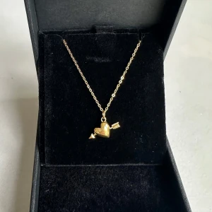 Heart necklace  - Halsbandet är aldrig använt och är 100 % rost- och nickelfritt. Kedjan är 40 cm lång men kan förlängas med ytterligare 5 cm. Hör gärna av dig om du har några frågor ☺️