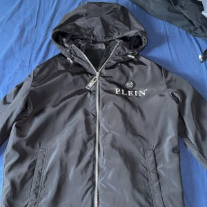 Philip Plein jacka  - Tjena, jag säljer min Philip plein jacka som knappast har använts, den är i nyskick fast använd några fåtal gånger. Storleken S och den är köpt på Philip pleins egna butik i Spanien. Kvitto och box med allt annat finns med. Kan mötas upp i Göteborg eller fraktas!                                                 Om du har någon fundering eller liknande så är det bara att skriva😄