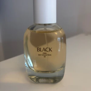 Zara Black Day Collection 04 Parfym - Fräsch parfym från Zara, Black Day Collection 04. Den är knappast andvänd. Luktar jätte gott  och passar dig som gillar söta och fräscha toner.