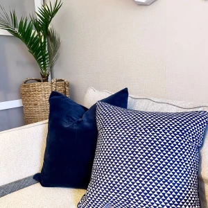 2 st Kuddfodral  - 2 st Kuddfodral  1 mörkblått i sammet 50x50 IKEA 1 mönstrad 45x45 Åhléns
