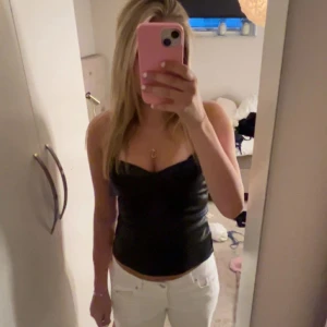 Zara topp - Säljer denna jätte snygga toppen från Zara. Storlek L men skulle säga att de passar S❤️❤️❤️Jätte bra skick!!! 