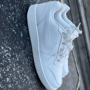 Nike Ebernon - Orginal pris 900, oanvänt skick, stl 39, barn version😚