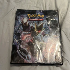 Pokémon Trading Card Game Samlarpärm - Cool samlarpärm för Pokémonkort med färgstarka och glansiga kort i plastfickor. Perfekt för dig som älskar Pokémon och vill visa upp din samling för vänner! Pärmen har motiv med populära Pokémon och är ett måste för alla unga samlare. Och det finns några kort här som är färda jättemycket 