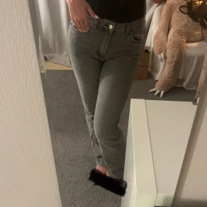 Gråa bootcut jeans från Gina Tricot - Säljer ett par gråa bootcut jeans från ginatricot som jag inte använder längre i storlek 36!