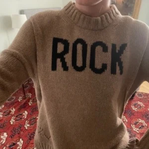 ROCK Zadig & Voltaire tröja  - Snygg beige stickad tröja från Zadig & Voltaire med svart texten 'ROCK' framtill. Oversized fit med ribbade muddar och hög hals. Tillverkad i 100% merinoull för extra mjuk och lyxig känsla. Perfekt för dig som gillar statement-plagg.