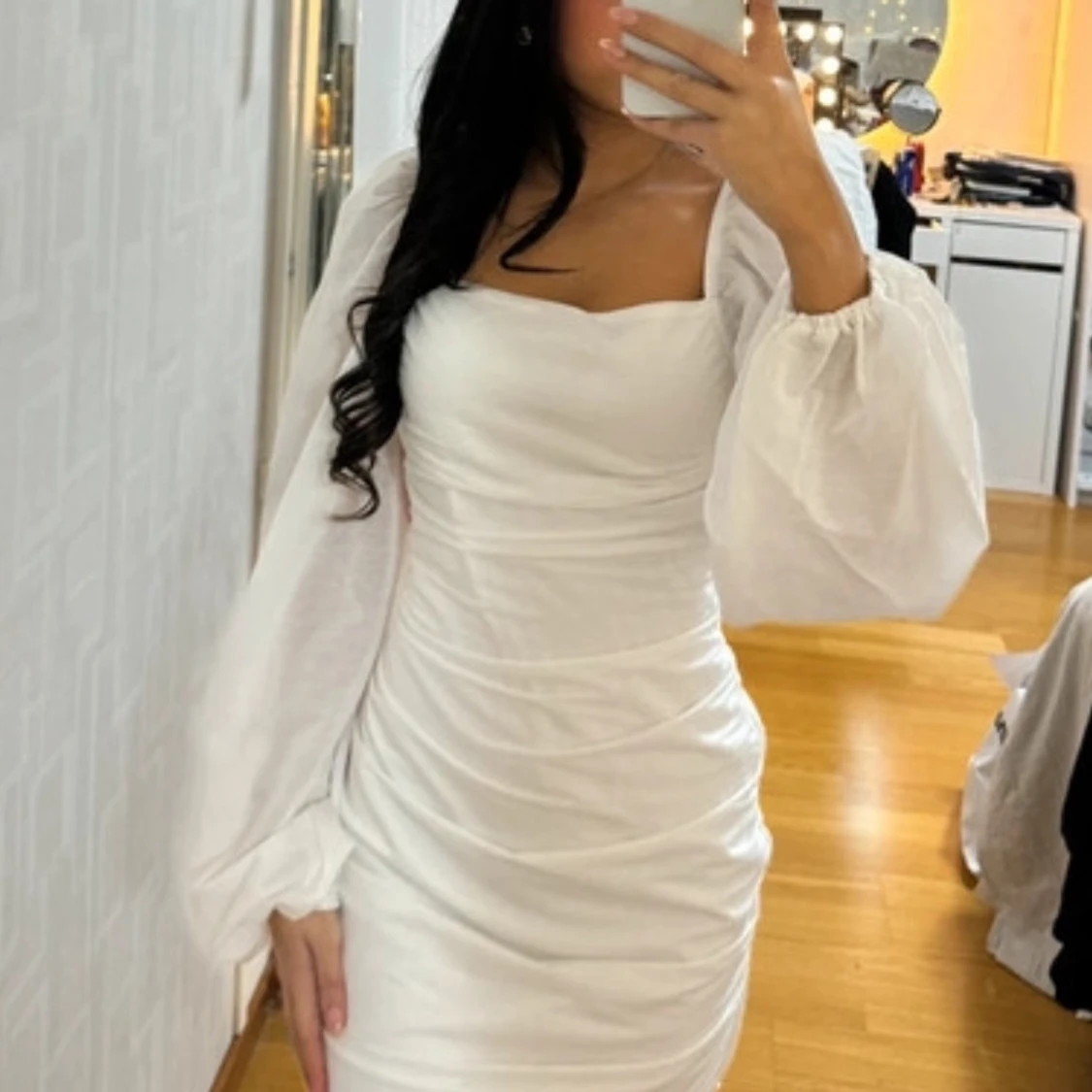 Vit kort klänning med puffärmar - 1