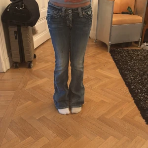 Blå / ljusblå bootcut utsvängda jeans! - Säljer ett par ljusblå bootcut jeans från big star med snygga slitningar och broderade detaljer på bakfickorna. Jeansen har låg midja. Perfekta för dig som gillar en avslappnad men ändå trendig look. Jag köpte den på Mall Of Scandinavia på A2 VINTAGE JEANS. De kostade ca 1599 tror jag och jag säljer den för 1300 ❤️ Storleken är 24-25 tror jag, den passade mig perfekt. Jag har använt den 1 gång så den är i ny skick! Dom är jättesnygga och lågmidjade ❤️ 
