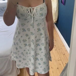 Söt sommarklänning☀️ - Skön tunn sommarklänning från Gina. Säljes då den inte kommer till användning💗säljs inte längre, men gissar på att nypris ligger på runt 350kr💗