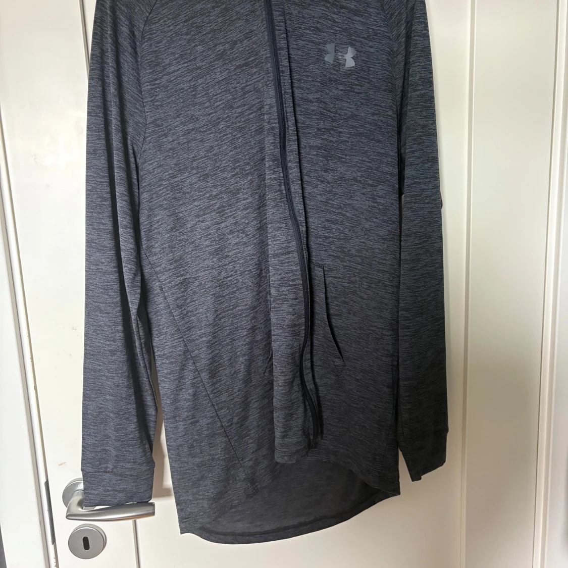 Mörkgrå hoodie från Under Armour
