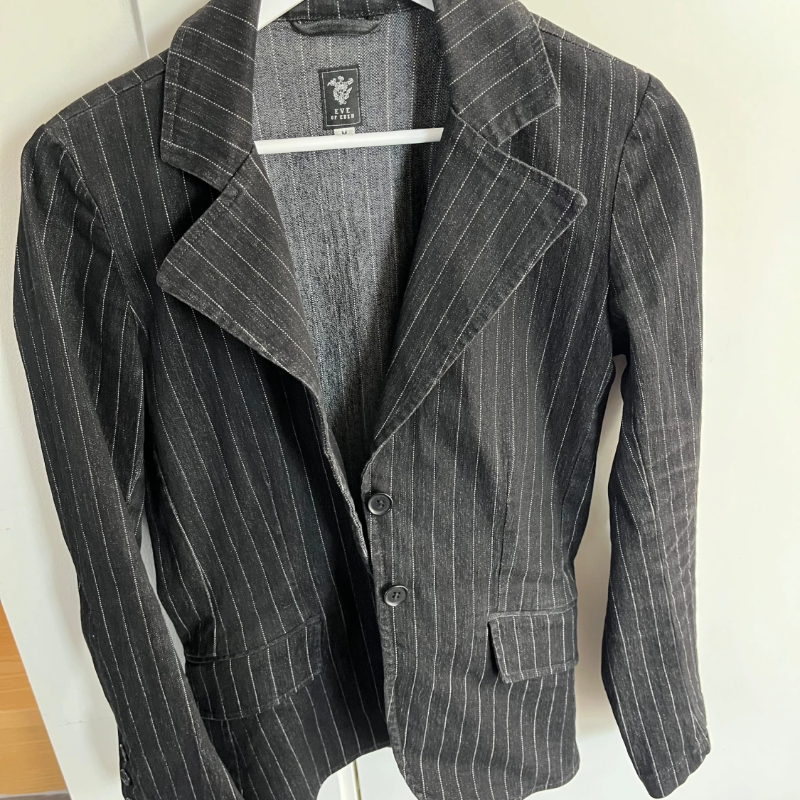 Kavaj i jeanstyg, gråsvart med vita ränder Eve of Eden