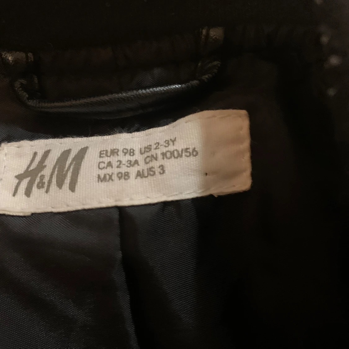 Svart skinnjacka från H&M, strl 98 - 2