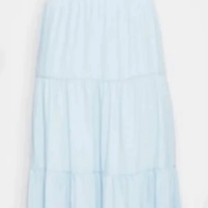 Ljusblå volangkjol i bomull - Superfin ljusblå långkjol med flera volanger och luftig känsla. Perfekt för varma dagar och ger en romantisk vibe. Resår i midjan för skön passform.