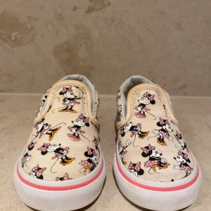 Vans / Disney ( Minnie Mouse) - Limited edition Vans  Coola skor med fin sula och insida. Beige/crémefärgad Lite missfärgningar på några ställen som säkert går att tvätta bort.  Köpta i USA, har ”Toddler Size 4.5” som motsvarar ca strl 20