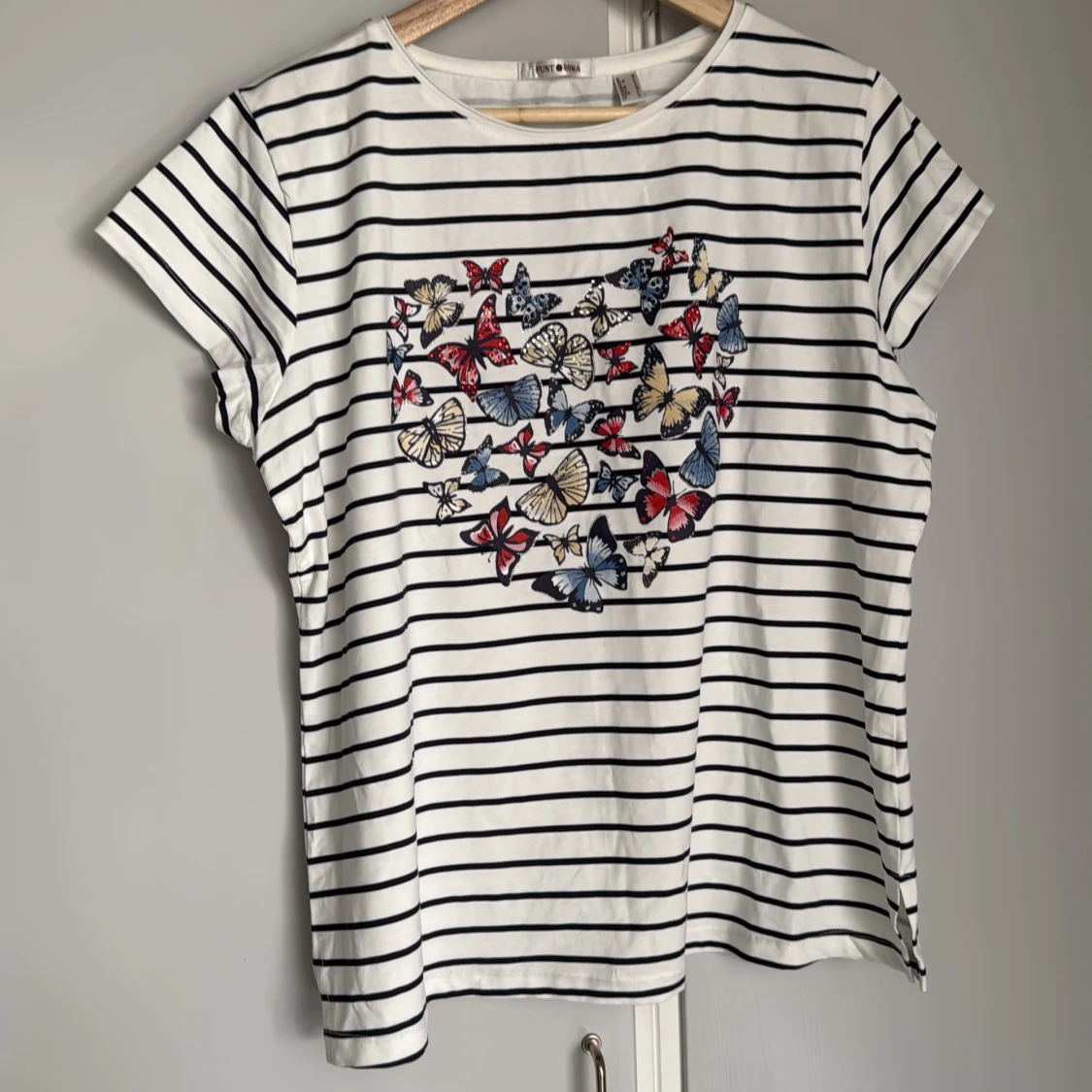 Randig t-shirt med fjärilar från Punt o Roma