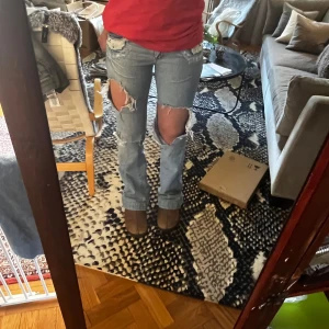 Dolce Gabbana Jeans - Supersnygga Dolce Gabbana Jeans i bootcut lågmidjad modell. De sitter som på bilden men hålen har jag gjort större (se bild 3). Midjemåttet är 39 och innerbenslängden är 84. 💗