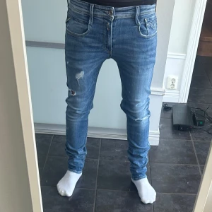 Replay Anbass jeans  - Säljer nu dessa riktigt feta replay Anbass jeans i storlek 30/32. De är i väldigt fint skick! Hör av dig om du har funderingar!🙌🏼