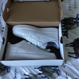 Nike Air Force 1 helvita sneakers - Ingen diskussion 849 kr och de blir dina.