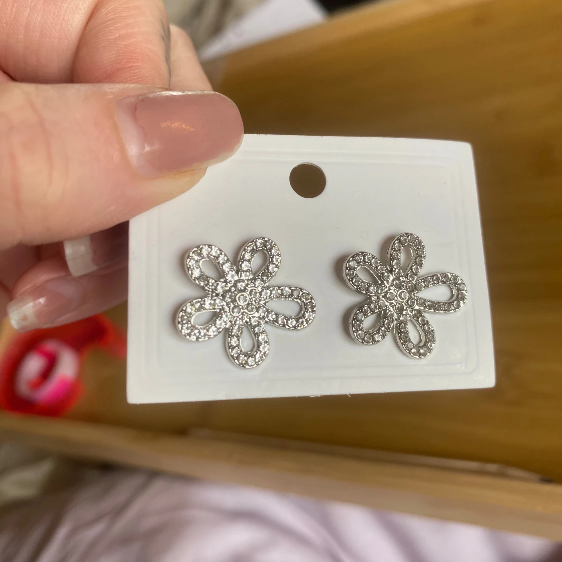 Silvriga blomformade örhängen - 3