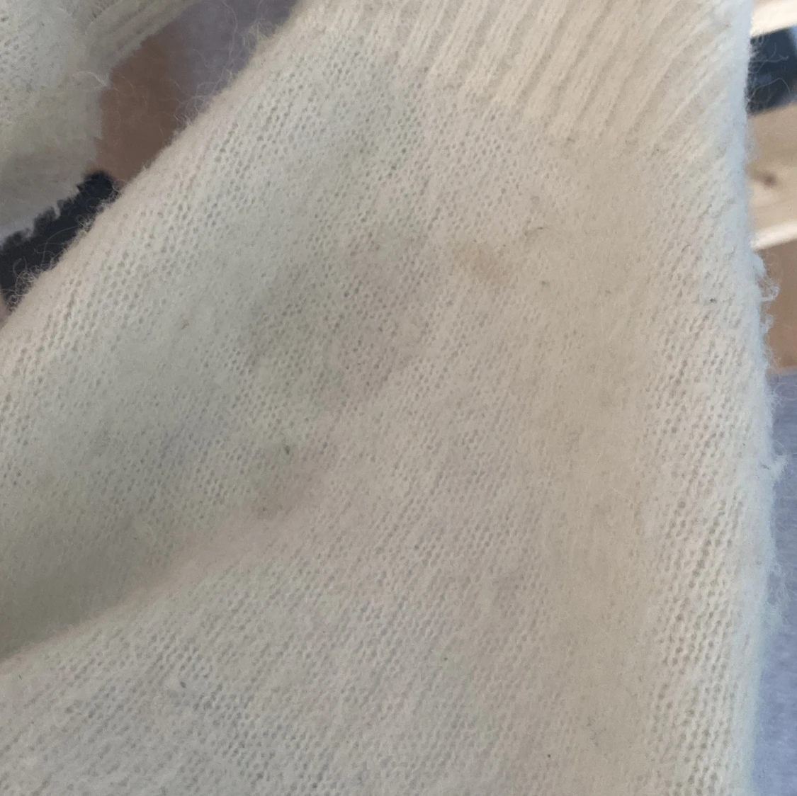 Vit fluffig kofta av ull med knappar - 2