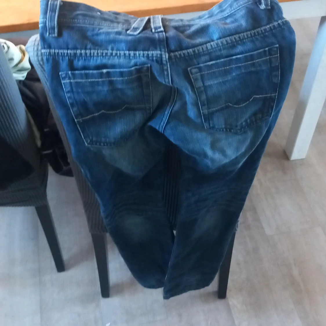 Blå jeans med raka ben - 1