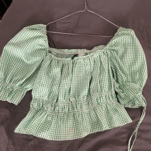 Rutig topp - Jättesöt rutig topp, köpt nyligen men säljs då jag inte riktigt använder den! Superbra skick 🩷 