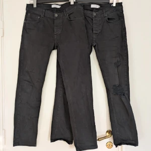 Två par jeans från Ljung by Marcus Larsson  - Säljer två par svarta jeansbyxor från Ljung by Marcus Larsson. Ena paret har slitna detaljer och revor för en cool look, (skulle nog säga mörkgrå) och något kortare (modellen ska vara avklippt) och ett par klassiska vanliga (svarta). Möjligtvis behövs de strykas. Kika gärna på fler varor, kan ordna paketpris. Hör av er innan vid köp av flera varor. De är uppe en begränsad tid. Bomull med stretch. Storlek W32. 