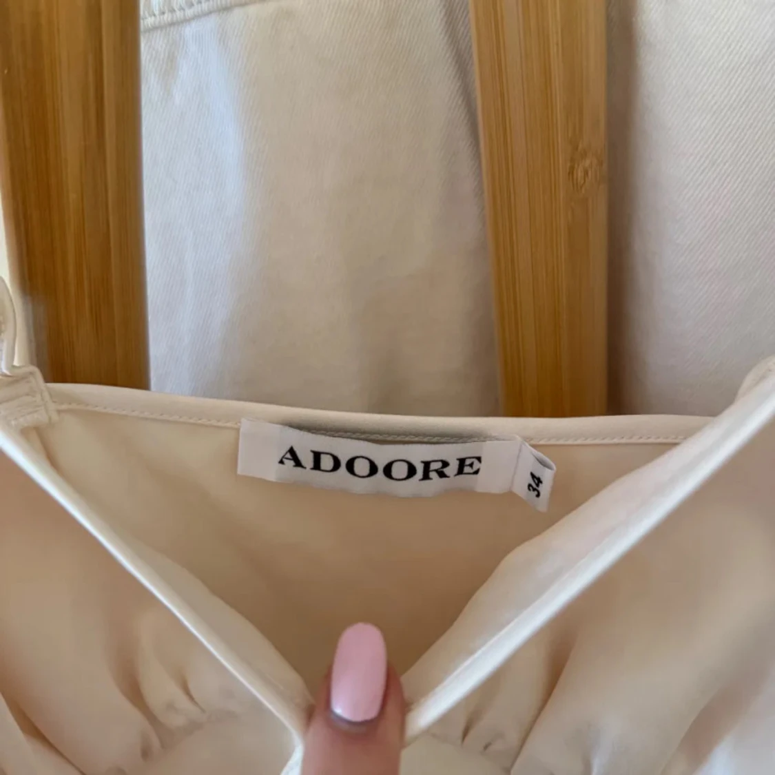 Champagnefärgad kortklänning från Adoore - 3