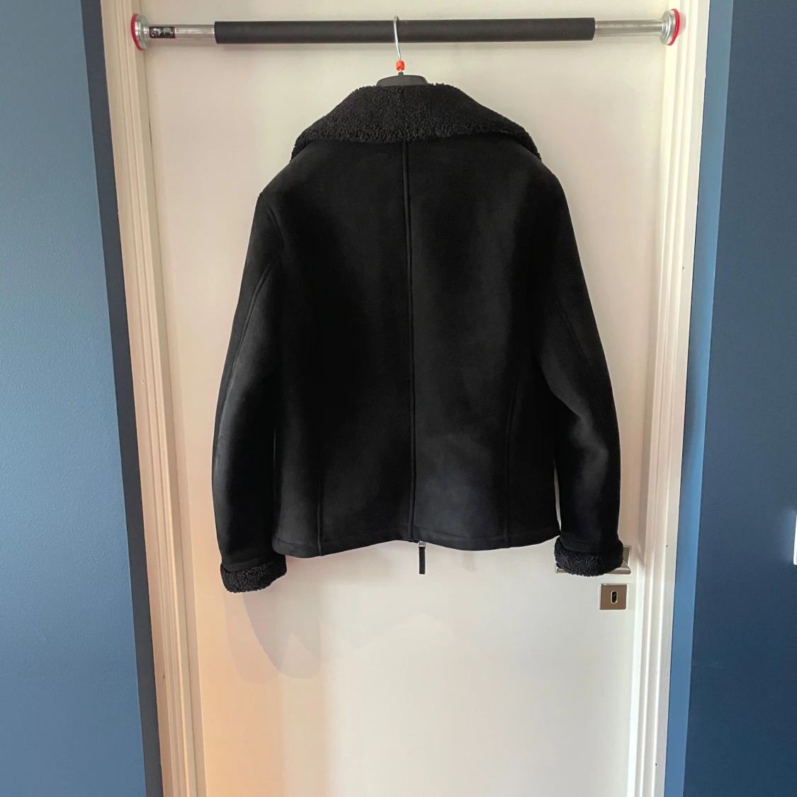 Svart teddyjacka med dragkedja - 1