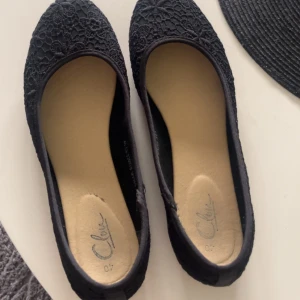 Svarta ballerina skor - Säljer dessa ballerina skor då jag köpt ett par andra, dessa är använda ungefär 5ggr så de är i bra skick💕💕💕
