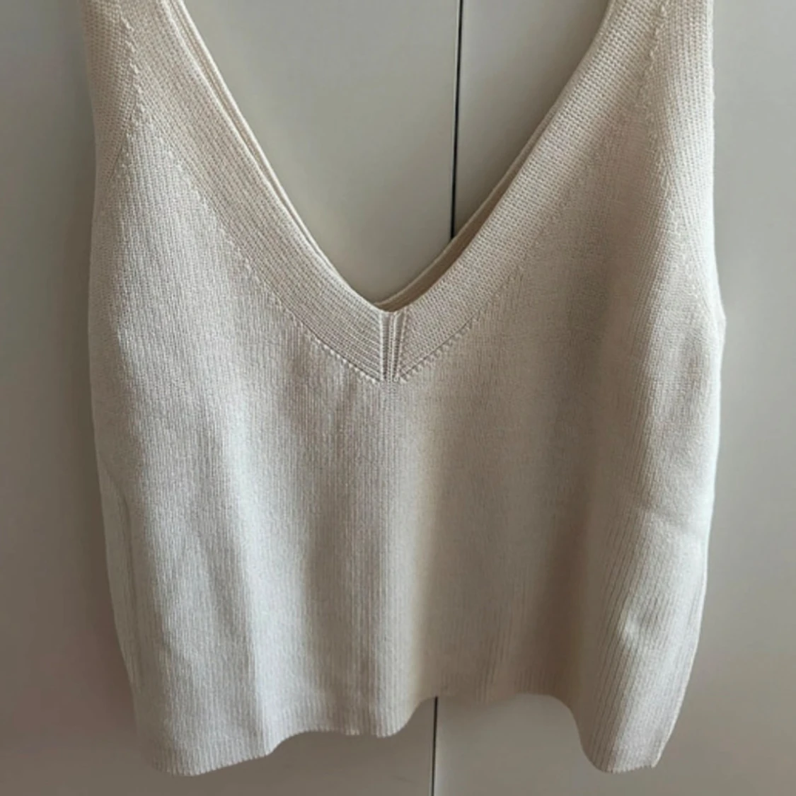 Beige stickad linnetopp med v-ringning - 1